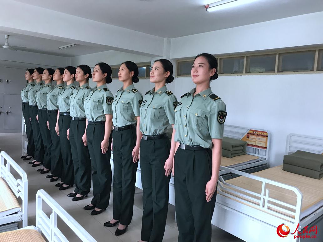 女兵中队的平均身高为175cm,队员身高从173cm到179cm不等.