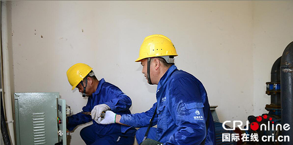 图片默认标题_fororder_国网简阳市供电公司电力工人着为机井按照电力设备（摄影-陈翔）