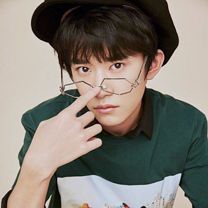 易烊千玺近期帅照_易烊千玺个人写真_淘宝助理