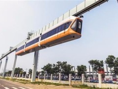 悬挂单轨车离地超5米 火车挂轨道下如何“跑”？