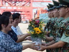宁波：插花送给“最可爱的人”