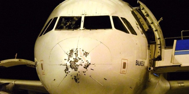 土耳其遭冰雹袭击 航班受损迫降