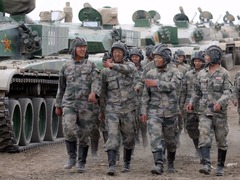 峥嵘90年 为你守护：铁甲“神医”