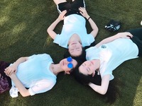 组图：刘亦菲重返校园打羽毛球 素颜清纯根本就是学生妹