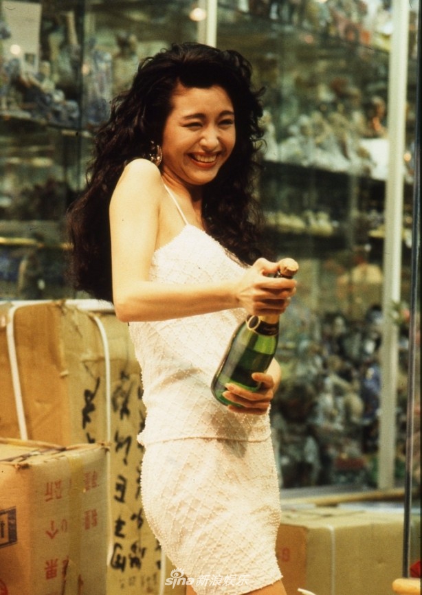 1989年,伍咏薇因参加亚洲小姐竞选获得最上镜小姐奖从而进入演艺圈