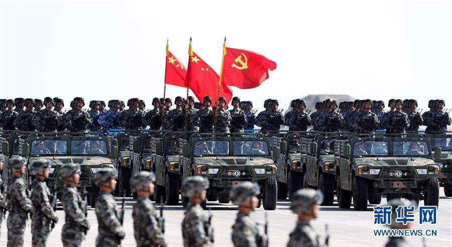 7月30日，庆祝中国人民解放军建军90周年阅兵在位于内蒙古的朱日和训练基地举行。中共中央总书记、国家主席、中央军委主席习近平检阅部队并发表重要讲话。这是护旗方队。新华社记者 王晔 摄