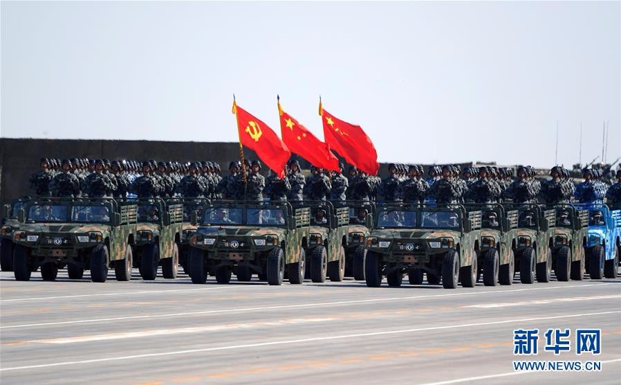 7月30日，庆祝中国人民解放军建军90周年阅兵在位于内蒙古的朱日和训练基地举行。中共中央总书记、国家主席、中央军委主席习近平检阅部队并发表重要讲话。这是护旗方队。新华社记者 王建华 摄