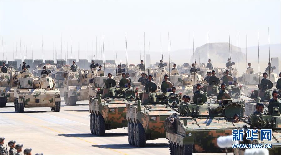 7月30日，庆祝中国人民解放军建军90周年阅兵在位于内蒙古的朱日和训练基地举行。中共中央总书记、国家主席、中央军委主席习近平检阅部队并发表重要讲话。这是步战车方队(前)和自行火炮方队。新华社记者 李刚 摄