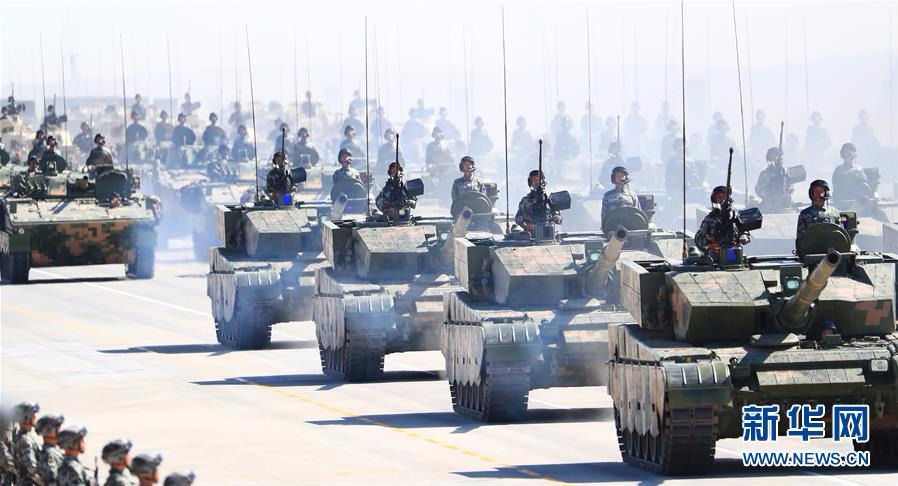 7月30日，庆祝中国人民解放军建军90周年阅兵在位于内蒙古的朱日和训练基地举行。中共中央总书记、国家主席、中央军委主席习近平检阅部队并发表重要讲话。这是坦克方队。新华社记者 李刚 摄