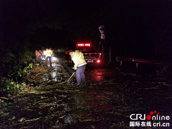 图片默认标题_fororder_雨夜中挑灯及时清理倒伏的竹木路障。