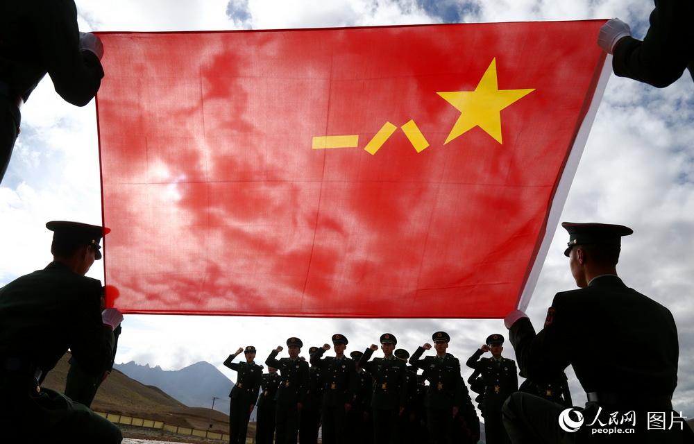 并在先辈们墓碑前重温入伍誓词