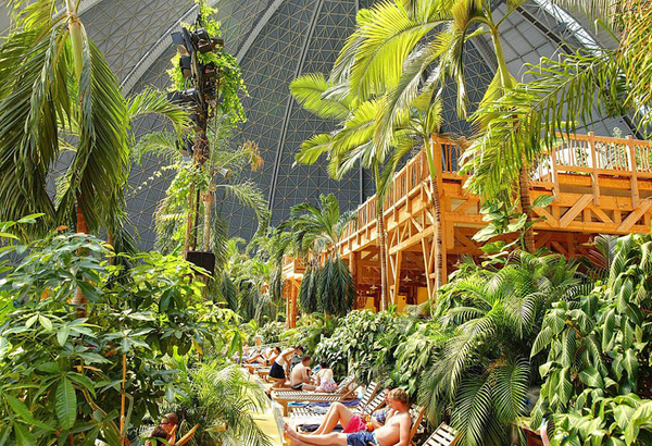 歐洲最大室內水上樂園原是飛機庫 海灘雨林一應俱全