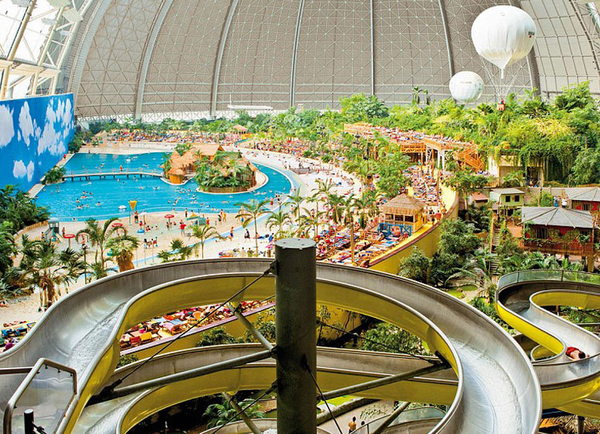 歐洲最大室內水上樂園原是飛機庫 海灘雨林一應俱全