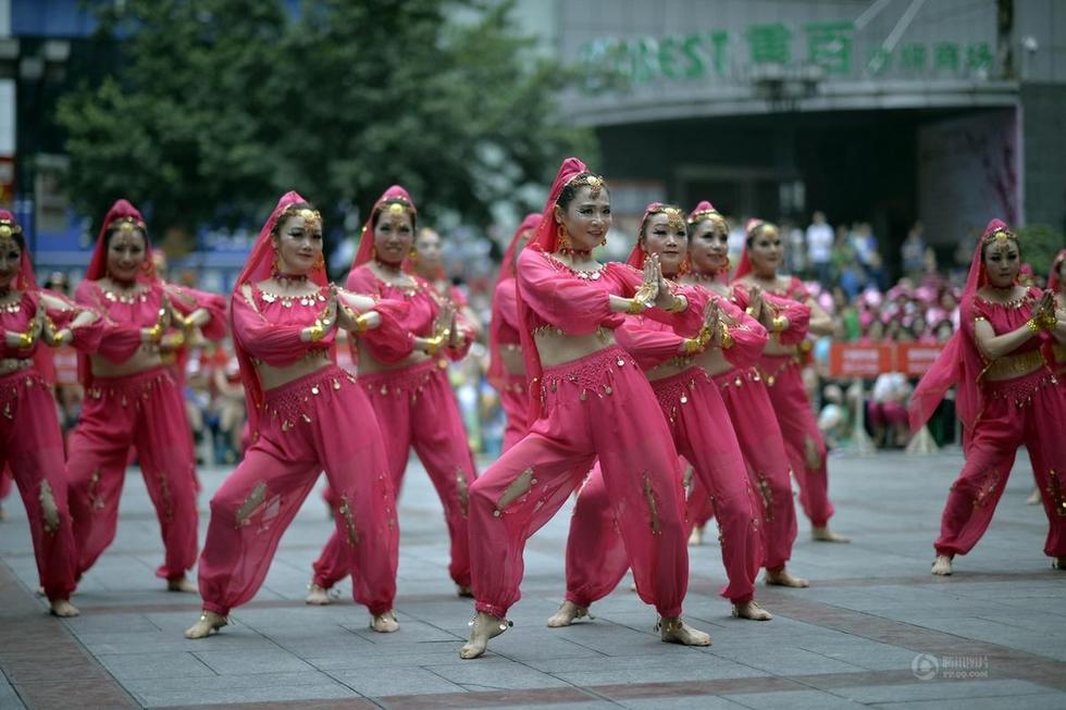 詹家溪街道舞蹈隊的媽們赤腳、露肚臍跳起了舞蹈《寶萊塢》。