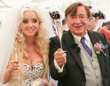 奧地利81歲富翁第5次結婚，迎娶24歲花花公子女郎。