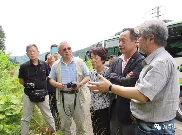 新闻 滚动>正文 下面这张照片中,最右边就是宫本雅史,他在为一行人