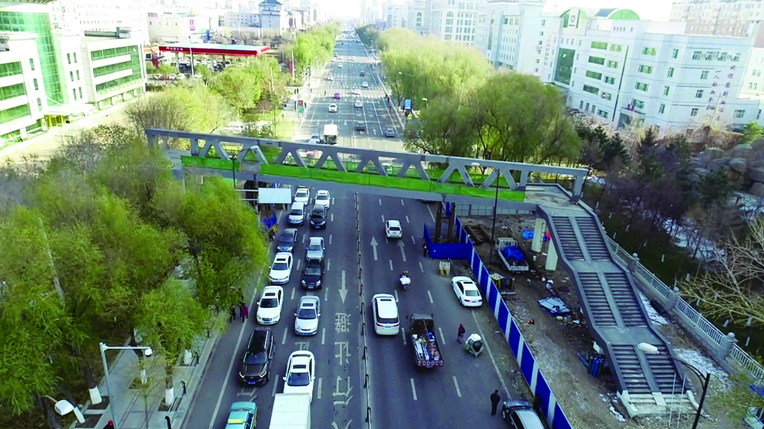 長春市中日聯誼醫院和北方市場門前建人行天橋