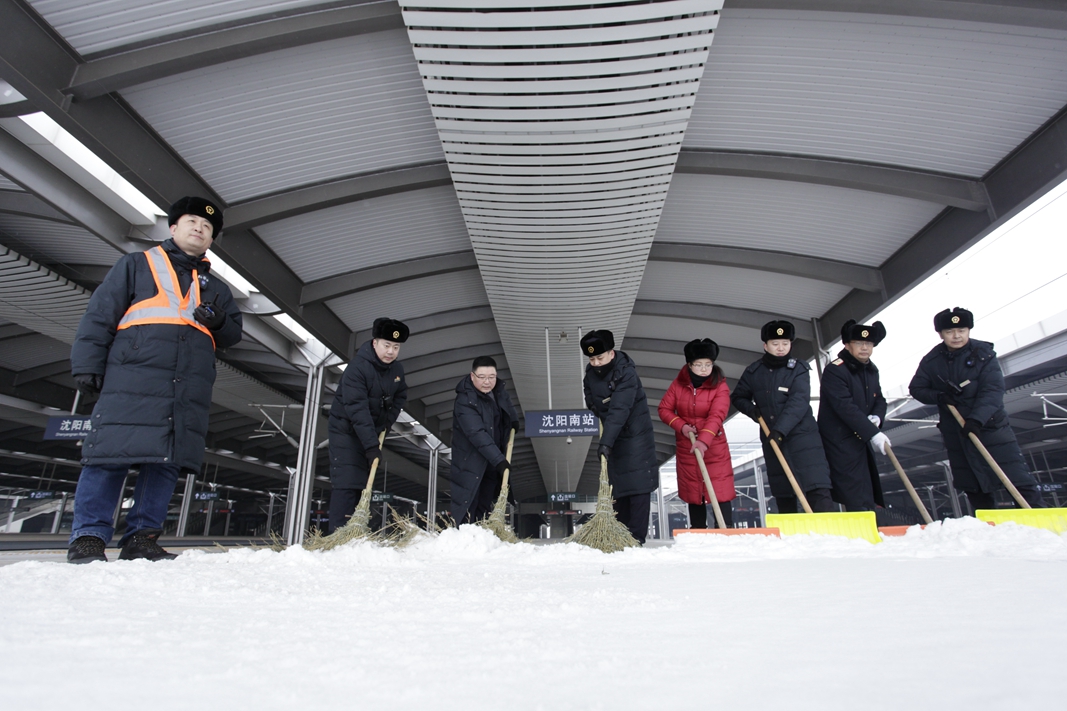 中國鐵路瀋陽局集團有限公司職工浴“雪”奮戰暢通春運路