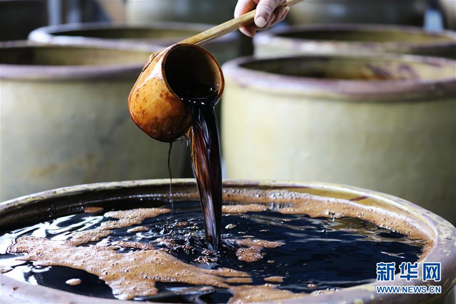 贵州赤水：“赤水晒醋”酿制忙