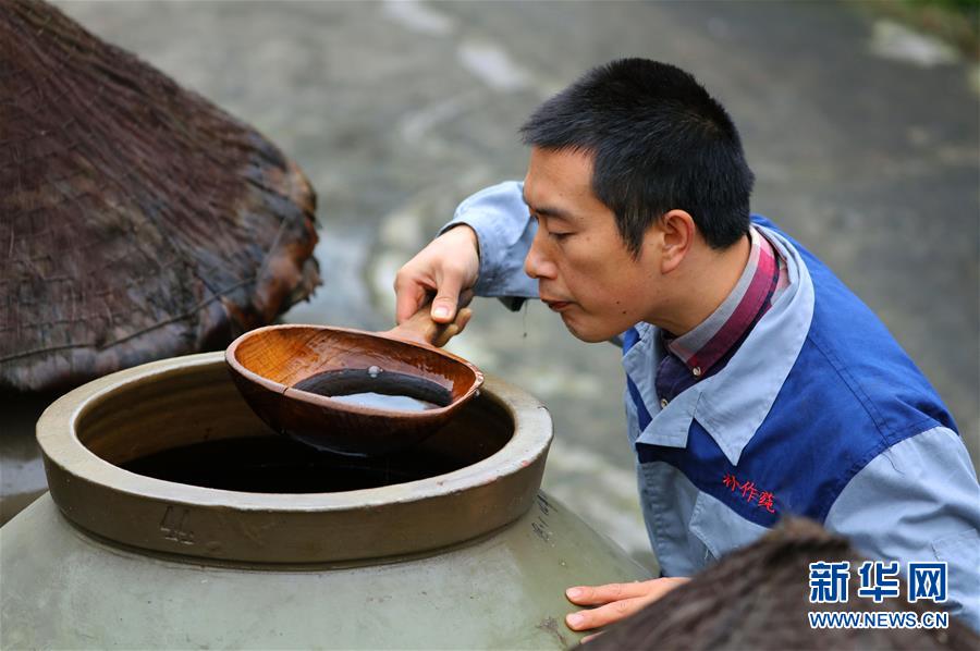 贵州赤水：“赤水晒醋”酿制忙