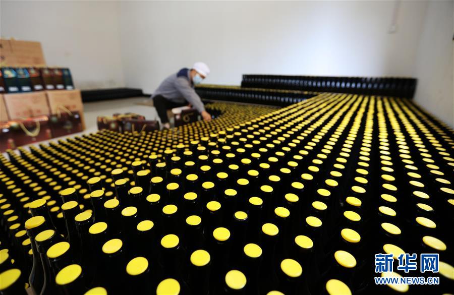 贵州赤水：“赤水晒醋”酿制忙