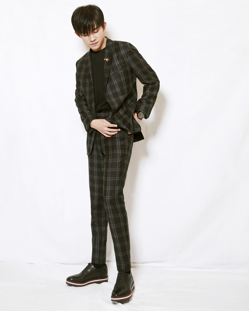 易烊千玺出席活动演绎时代热血新青年