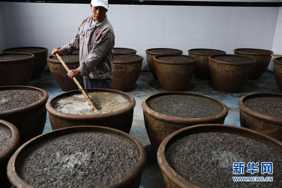 贵州赤水：“赤水晒醋”酿制忙