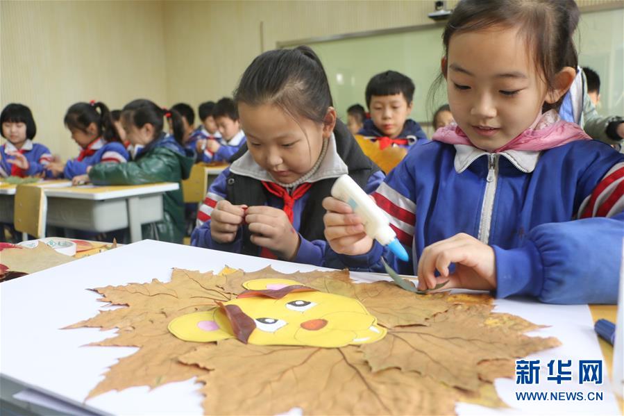 山东青岛：手绘落叶画 留住多彩秋