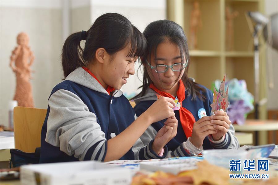 山东青岛：手绘落叶画 留住多彩秋