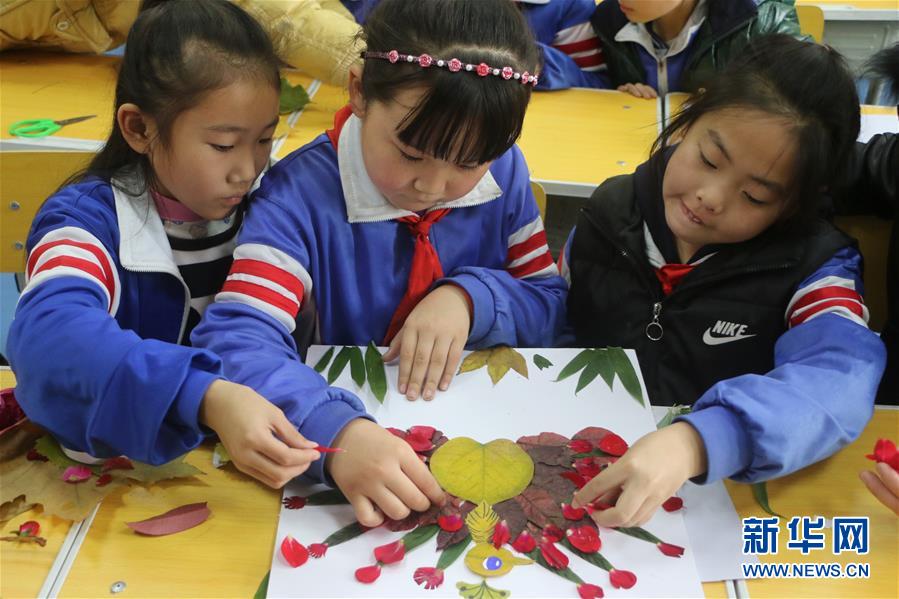 山东青岛：手绘落叶画 留住多彩秋