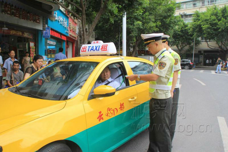 【区县联动】【巫山】巫山报废110辆出租车 新车今天上线营运