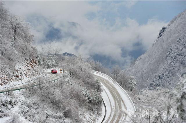 湖北保康：雪后山村美如画