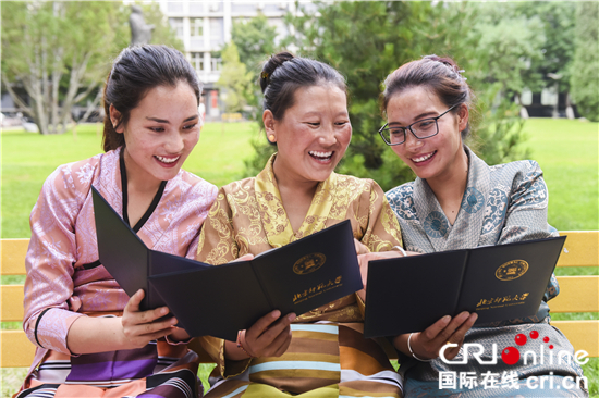 图片默认标题_fororder_藏族的蓝天春蕾教师们拿到了结业证书_副本_副本