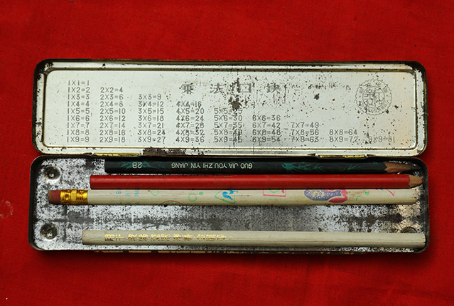 这是在山东曹县拍摄的上世纪八十年代学生用的文具盒和铅笔(11月1日摄