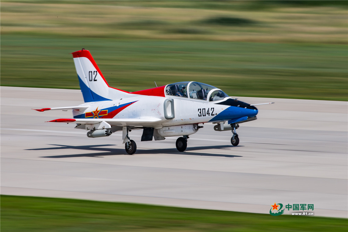 中国空军教-8强击机