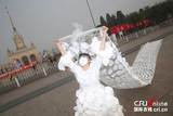 10月20日，北京雾霾持续，虽然今天中午前后开始有冷空气自东北向京城缓慢渗透，能见度略有好转，但霾难以消散。艺术家孔宁穿着由口罩制成的婚纱呼吁民众关注环保、关注生命。摄影：吴皓