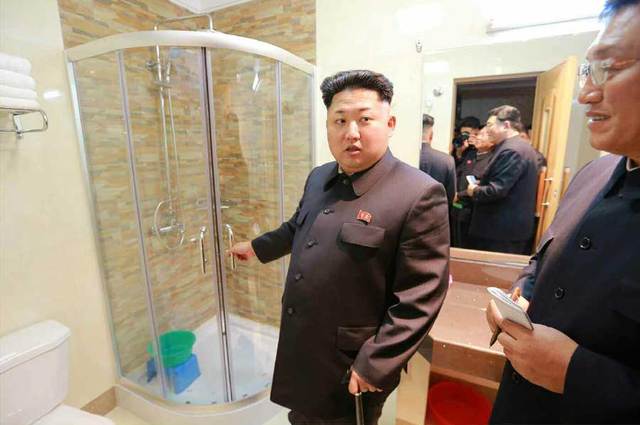 據朝鮮《勞動新聞》報道，當地時間2014年10月22日，朝鮮領導人金正恩拄拐視察位於平安南道已竣工的科學家休養所，笑容滿面精神奕奕。