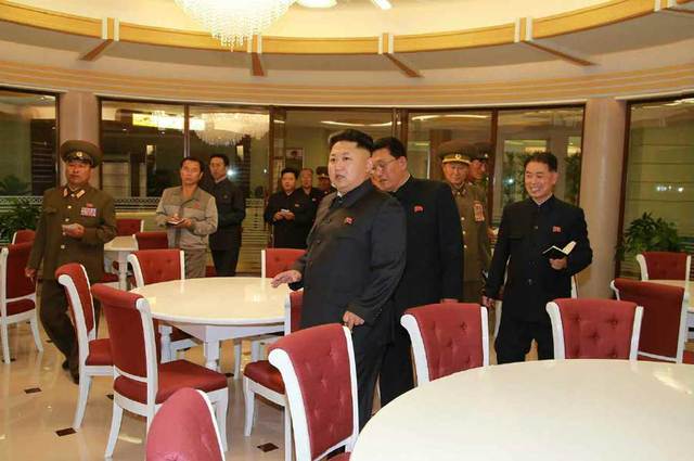 据朝鲜《劳动新闻》报道，当地时间2014年10月22日，朝鲜领导人金正恩拄拐视察位于平安南道已竣工的科学家休养所，笑容满面精神奕奕。