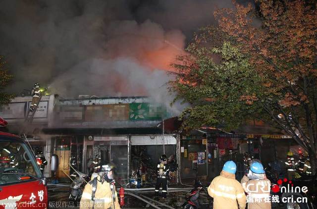 韩国东大门综合商业街起火 17间商铺被烧毁(高清组图)