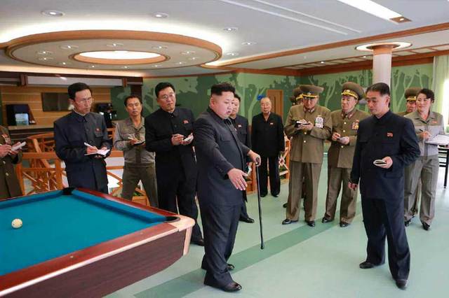 據朝鮮《勞動新聞》報道，當地時間2014年10月22日，朝鮮領導人金正恩拄拐視察位於平安南道已竣工的科學家休養所，笑容滿面精神奕奕。