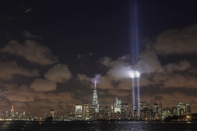 纽约世贸大厦现神奇“自然光柱” 与“911”纪念光柱神似