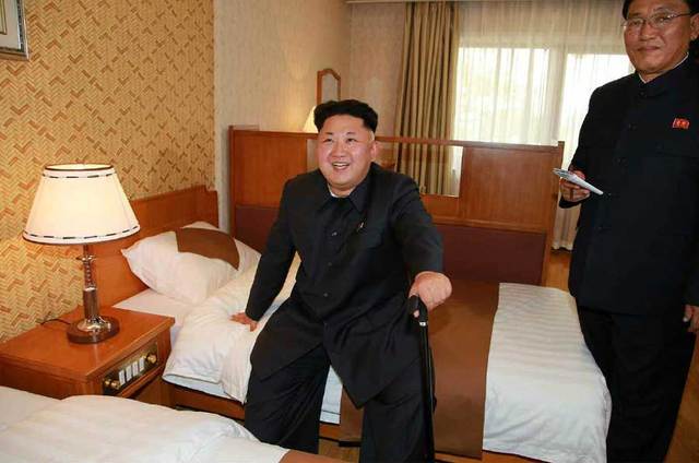 据朝鲜《劳动新闻》报道，当地时间2014年10月22日，朝鲜领导人金正恩拄拐视察位于平安南道已竣工的科学家休养所，笑容满面精神奕奕。