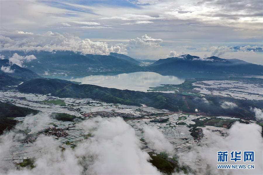 雲蒸霞蔚望邛海