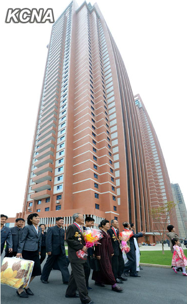 朝鮮教師住進高樓公寓 金正恩贈予住房證(組圖)