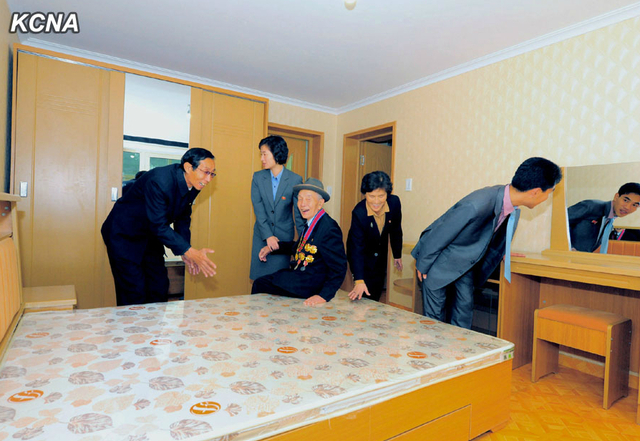 朝鮮教師住進高樓公寓 金正恩贈予住房證(組圖)