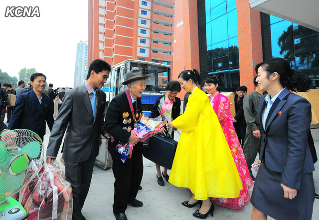 朝鲜教师住进高楼公寓 金正恩赠予住房证(组图)