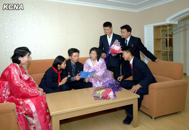 朝鲜教师住进高楼公寓 金正恩赠予住房证(组图)
