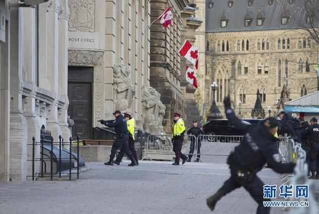 加拿大警方繼續對公眾封鎖議會大樓及周邊(組圖)
