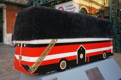 伦敦街头创意雕塑庆祝红色巴士启用60周年