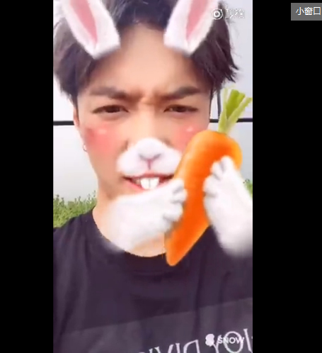 张艺兴狂啃胡萝卜 网友调侃“你终于现原形了”(图)